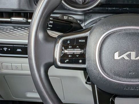 Used 2024 Kia Carnival LX image 22