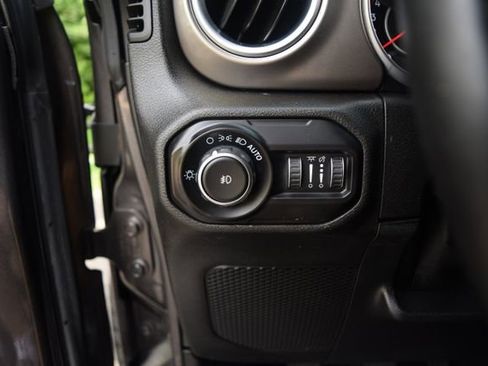 Used 2018 Jeep Wrangler Unlimited Rubicon w/ LED Lighting Group AWD/4WD image 7