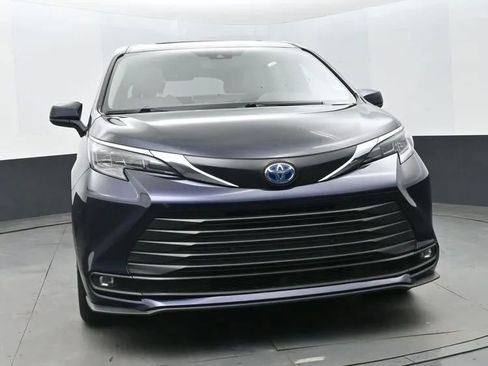 Used 2025 Toyota Sienna XLE image 3