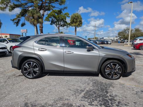 Used 2020 Lexus UX 200 image 3