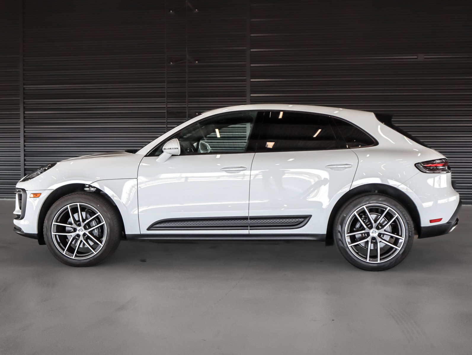 Certified 2026 Porsche Macan AWD/4WD image 2
