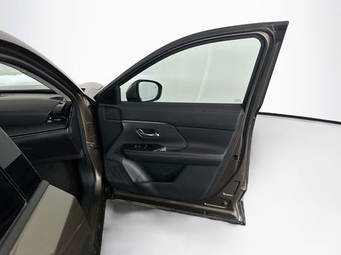 Used 2025 Nissan Kicks SR FWD image 33