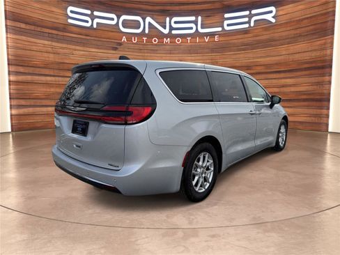 Used 2024 Chrysler Pacifica Touring-L image 7