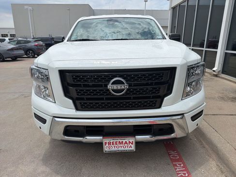 Used 2024 Nissan Titan SV w/ SV Convenience Package RWD image 3