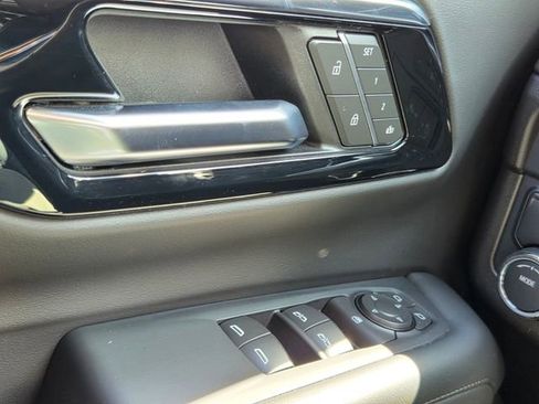 Used 2025 Chevrolet Suburban LT RWD image 32