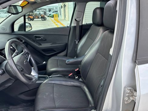 Used 2020 Chevrolet Trax LT w/ Sun & Sound Package FWD image 11