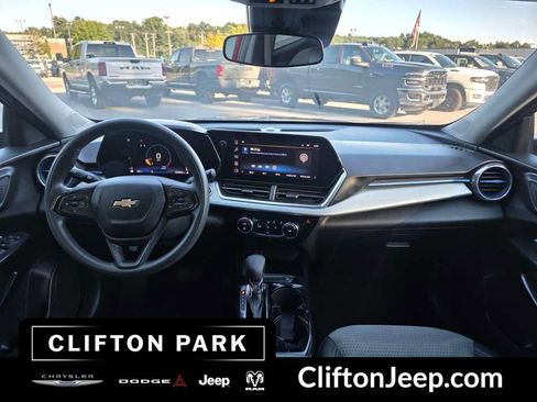 Used 2025 Chevrolet Trax LT FWD image 20