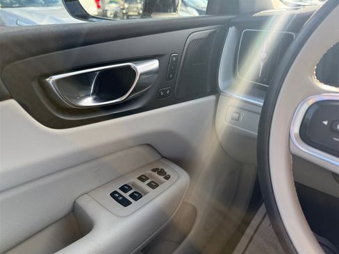 Used 2021 Volvo XC60 T5 Momentum w/ Advanced Package image 24