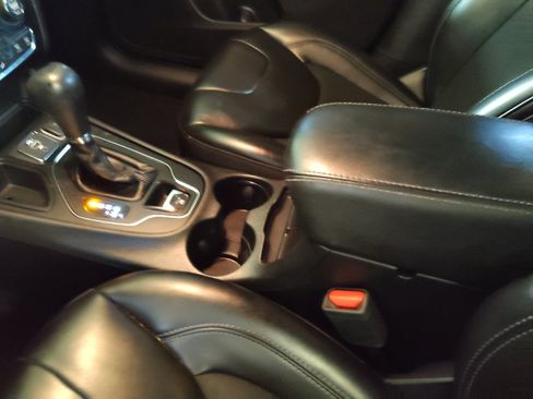 Used 2019 Jeep Cherokee Latitude Plus w/ Comfort/Convenience Group FWD image 26