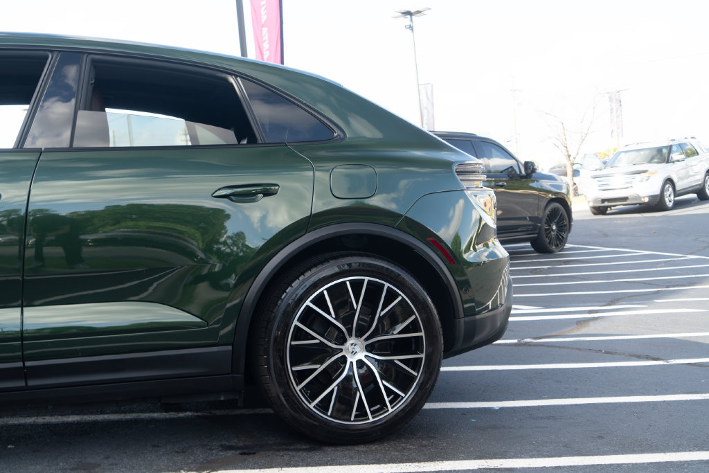Used 2024 Porsche Macan 4 Electric AWD/4WD image 18