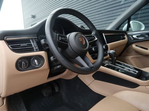 Certified 2024 Porsche Macan image 4