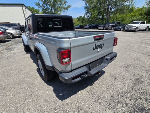 Used 2023 Jeep Gladiator Sport AWD/4WD image 5