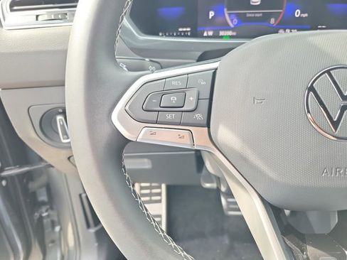 Used 2023 Volkswagen Tiguan SE R-Line image 15