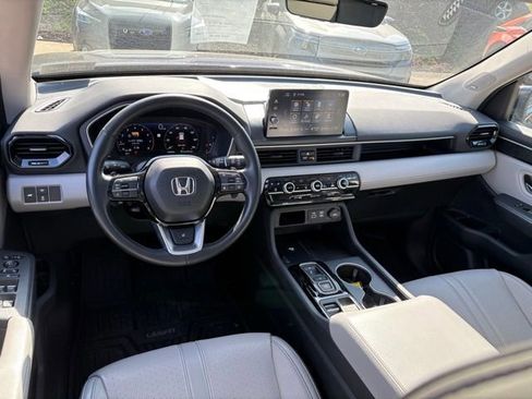Used 2025 Honda Pilot Elite image 11