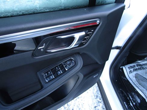 Used 2022 Porsche Macan AWD/4WD image 6