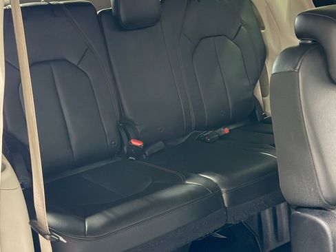 Used 2018 Chrysler Pacifica Touring-L w/ Tire & Wheel Group FWD image 8