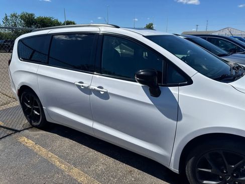 Used 2025 Chrysler Pacifica Limited FWD image 8