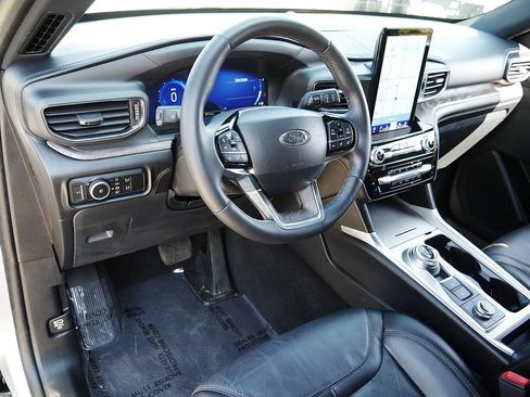 Used 2024 Ford Explorer Platinum w/ Technology Package AWD/4WD image 12