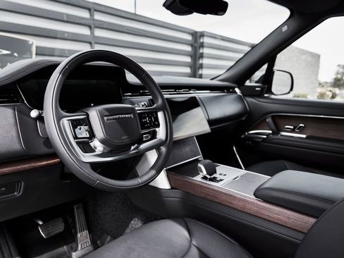 Used 2025 Land Rover Range Rover Long Wheelbase SE image 2