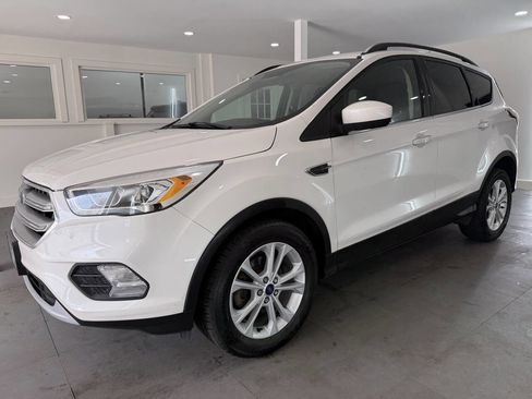 Used 2017 Ford Escape SE w/ Equipment Group 201A image 2