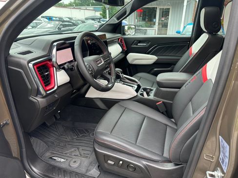 Used 2024 GMC Canyon AT4X AWD/4WD image 12