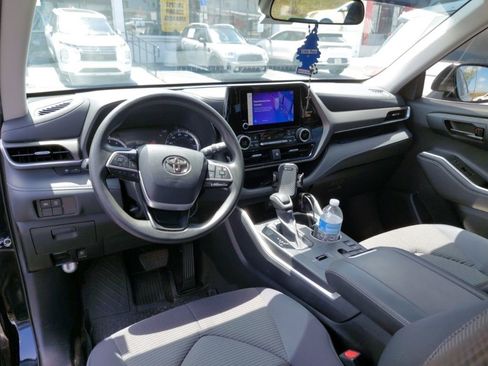 Used 2023 Toyota Highlander L image 13