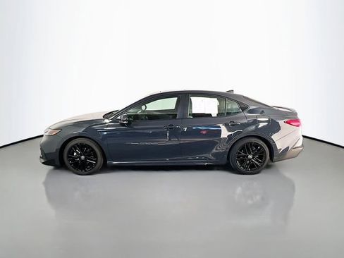 Used 2025 Toyota Camry SE image 4