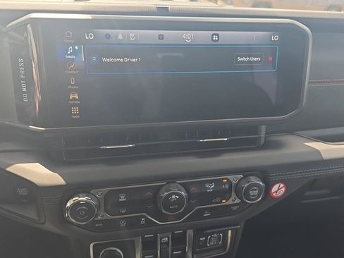 Used 2026 Jeep Gladiator Mojave AWD/4WD image 9