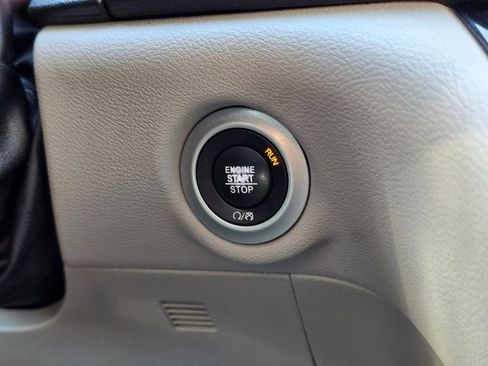 Used 2019 Chrysler Pacifica Touring-L image 34