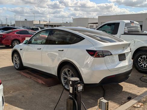 Used 2022 Tesla Model Y Long Range image 6