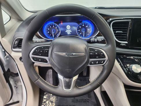 Used 2022 Chrysler Pacifica Limited FWD image 14