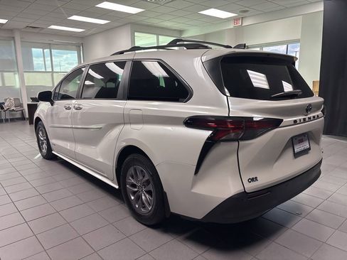Used 2021 Toyota Sienna XLE image 7