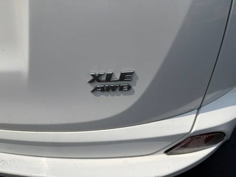 Used 2018 Toyota RAV4 XLE AWD/4WD image 9