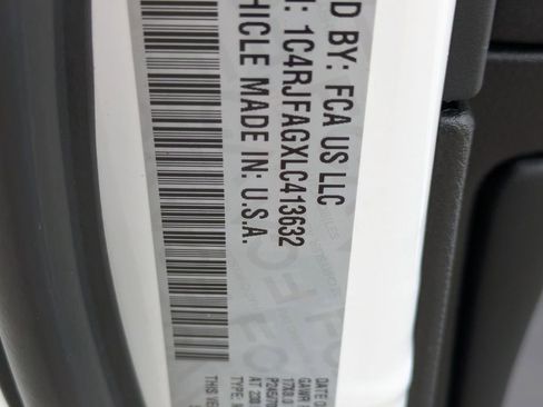 Used 2020 Jeep Grand Cherokee Laredo image 32