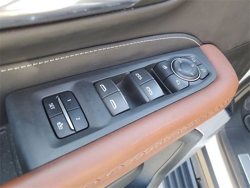 Used 2023 GMC Yukon XL Denali Ultimate image 9