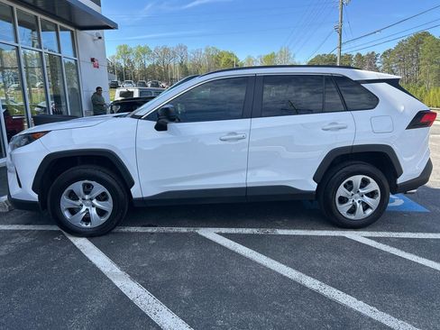 Used 2021 Toyota RAV4 LE image 28