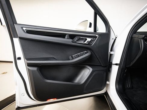 Certified 2023 Porsche Macan AWD/4WD image 23