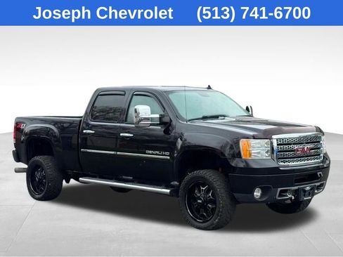 Used 2014 GMC Sierra 2500 Denali w/ Suspension Package, Off-Road image 3