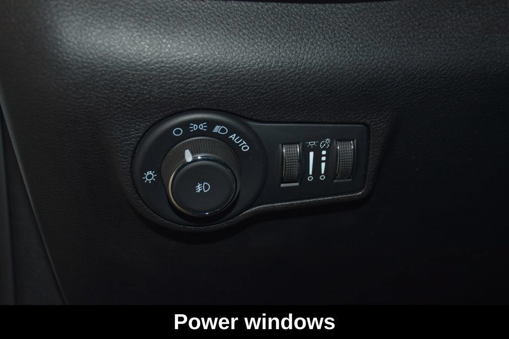Used 2025 Jeep Compass Latitude w/ Sun & Sound Group AWD/4WD image 11