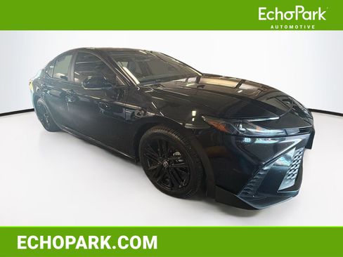 Used 2025 Toyota Camry SE FWD image 1