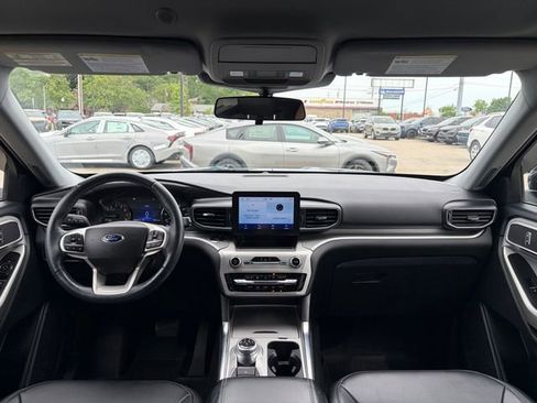 Used 2022 Ford Explorer XLT w/ Equipment Group 202A AWD/4WD image 22