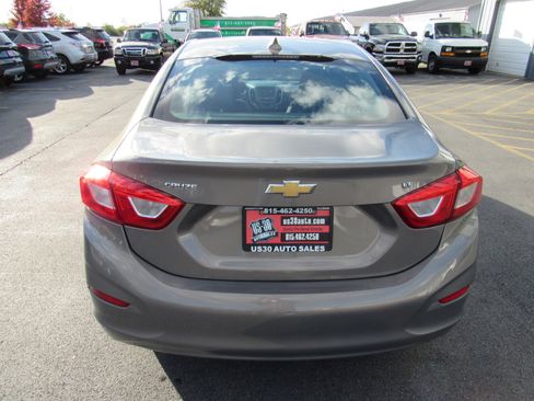 Used 2018 Chevrolet Cruze LT w/ Convenience Package image 4