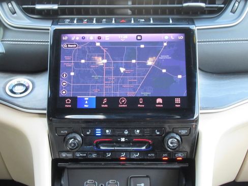 Certified 2025 Jeep Grand Cherokee Limited w/ Luxury Tech Group II AWD/4WD image 15