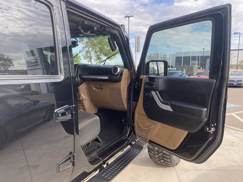 Used 2017 Jeep Wrangler Unlimited Sahara w/ Connectivity Group AWD/4WD image 15