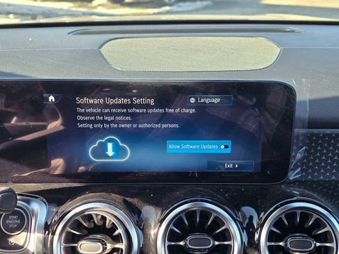 Used 2024 Mercedes-Benz GLB 250 4MATIC image 31