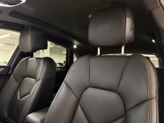 Certified 2026 Porsche Macan AWD/4WD image 28