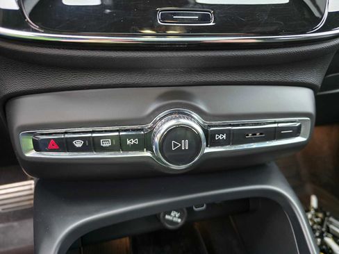 Certified 2022 Volvo XC40 P8 Recharge Ultimate image 36