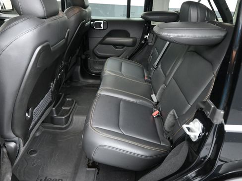 Used 2025 Jeep Wrangler Sahara image 6