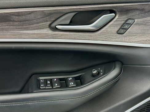 Used 2023 Jeep Grand Cherokee L Limited w/ Luxury Tech Group II image 15