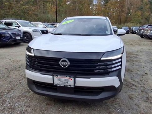 Used 2025 Nissan Kicks SV image 3